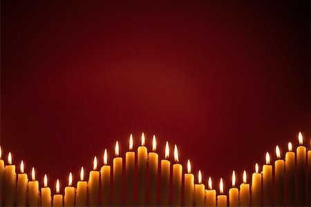 simsearch:693-03565357,k - Row of lit candles, on black background Foto de stock - Royalty Free Premium, Número: 693-06018760