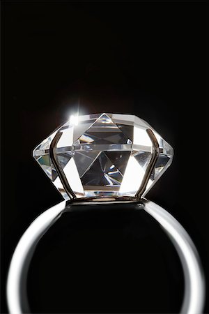 diamonds on black background - Anneau de diamant, gros plan Photographie de stock - Premium Libres de Droits, Code: 693-06018914