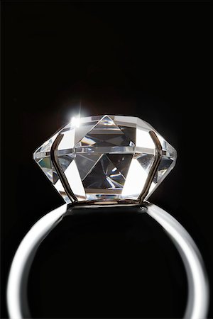 simsearch:693-06022193,k - Diamond ring, close up Fotografie stock - Premium Royalty-Free, Codice: 693-06018914