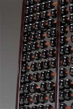 Abacus, close up of rows of black beads Foto de stock - Royalty Free Premium, Número: 693-06018933