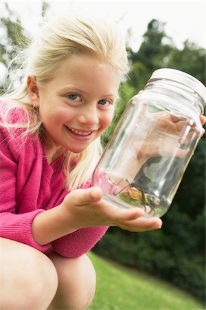 Jeune fille montrant insecte dans le récipient Photographie de stock - Premium Libres de Droits, Code: 693-06019119