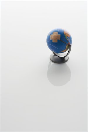 Globe avec sparadrap Photographie de stock - Premium Libres de Droits, Code: 693-06019232