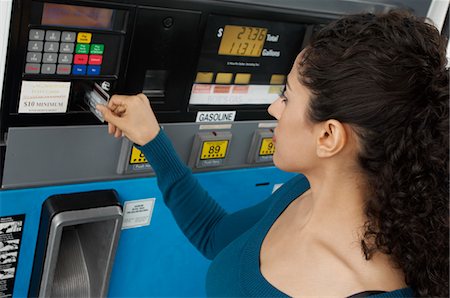 Woman paying with credit card at gas pump Foto de stock - Sin royalties Premium, Código: 693-06019256