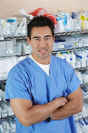 Male nurse standing by shelves with medical supply, portrait Foto de stock - Royalty Free Premium, Número: 693-06019269