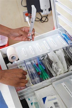 drawer - Seringue prendre femme de tiroir plein de fournitures médicales, en gros plan des mains Photographie de stock - Premium Libres de Droits, Code: 693-06019292