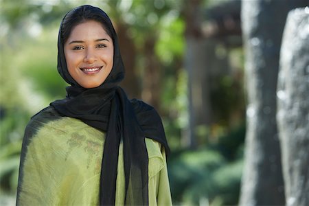 simsearch:693-06019317,k - Portrait of young muslim woman Foto de stock - Royalty Free Premium, Número: 693-06019320