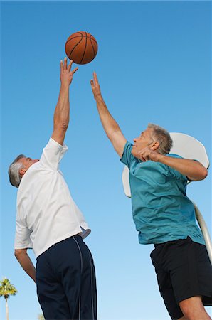 Seniors hommes jouant au basketball sur cour extérieure Photographie de stock - Premium Libres de Droits, Code: 693-06019392