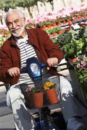 simsearch:693-03782738,k - Elderly man on motor scooter in garden center Foto de stock - Sin royalties Premium, Código: 693-06019437