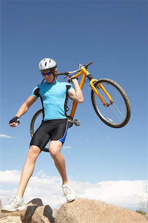 simsearch:693-03707361,k - Jeune homme transportant des vélos sur les rochers Photographie de stock - Premium Libres de Droits, Code: 693-06019493
