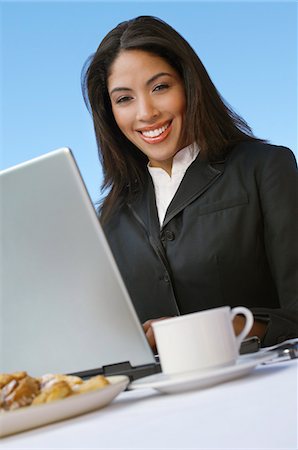 Mid adult woman working on laptop outdoors Foto de stock - Sin royalties Premium, Código: 693-06019610