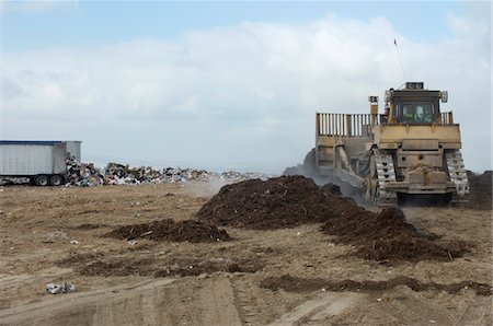 excavateur - Site d'enfouissement Photographie de stock - Premium Libres de Droits, Code: 693-06019684