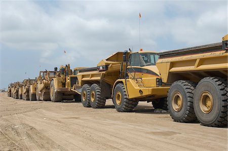 Row of trucks at landfill site Foto de stock - Sin royalties Premium, Código: 693-06019687