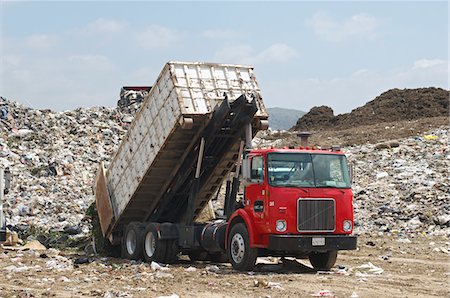 depósito de lixo - Truck dumping waste at landfill site Foto de stock - Royalty Free Premium, Número: 693-06019690