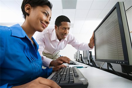 Man and woman using computer together Foto de stock - Sin royalties Premium, Código: 693-06019707