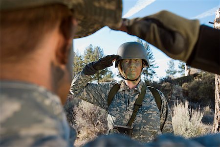 saluting someone - Soldiers saluting Foto de stock - Sin royalties Premium, Código: 693-06019824