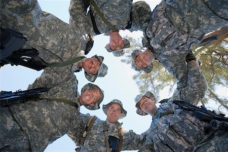 soldat - Portrait de faible angle de soldats debout en cercle Photographie de stock - Premium Libres de Droits, Code: 693-06019820