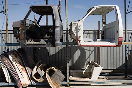 dépôt de ferraille - Pièces de voiture dans le parc à ferrailles Photographie de stock - Premium Libres de Droits, Code: 693-06019869