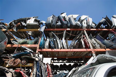 fourrière - Pièces de voiture dans le parc à ferrailles Photographie de stock - Premium Libres de Droits, Code: 693-06019874