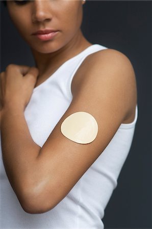 Woman with patch on arm, close-up, studio shot Foto de stock - Sin royalties Premium, Código: 693-06019980