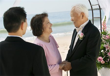 Groom with parents at beach wedding Foto de stock - Sin royalties Premium, Código: 693-06013765