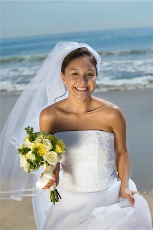 simsearch:614-03763870,k - Braut mit Blumenstrauß am Strand, lächelnd, (Portrait) Stockbilder - Premium RF Lizenzfrei, Bildnummer: 693-06013772