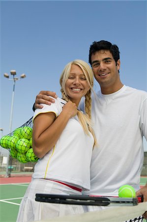 Mixed doubles Tennis Players on tennis court, portrait Foto de stock - Sin royalties Premium, Código: 693-06013855