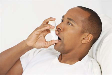 Man using inhaler in hospital bed Foto de stock - Sin royalties Premium, Código: 693-06020030