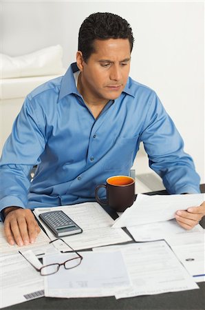 Man Doing Personal Finances Foto de stock - Sin royalties Premium, Código: 693-06020081