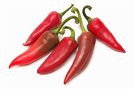 piment rouge - Piments rouges sur fond blanc Photographie de stock - Premium Libres de Droits, Code: 693-06020207