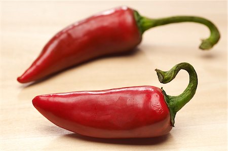 pimiento chipotle - Two red chili peppers, close-up Foto de stock - Sin royalties Premium, Código: 693-06020209