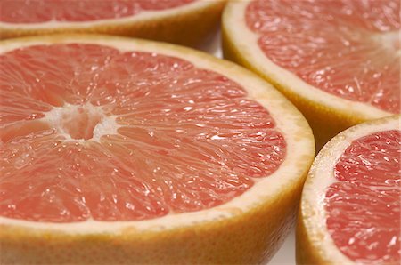 Halved grapefruits, close-up Foto de stock - Sin royalties Premium, Código: 693-06020240