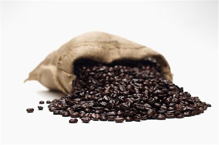 Coffee beans spilling from sack, close-up Foto de stock - Sin royalties Premium, Código: 693-06020274