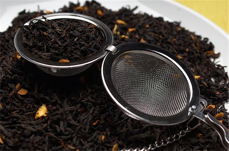 Tamis de thé sur les tas de feuilles de thé Photographie de stock - Premium Libres de Droits, Code: 693-06020284