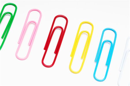 fermaglio per fogli - Row of multi colored paper clips Fotografie stock - Premium Royalty-Free, Codice: 693-06020306