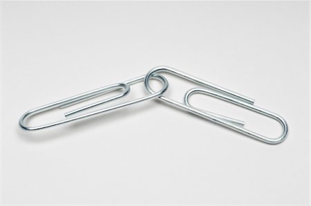 Two silver paper clips on white background Foto de stock - Sin royalties Premium, Código: 693-06020301