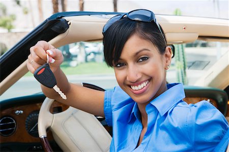 Jeune femme Holding clé à Convertible Photographie de stock - Premium Libres de Droits, Code: 693-06020413