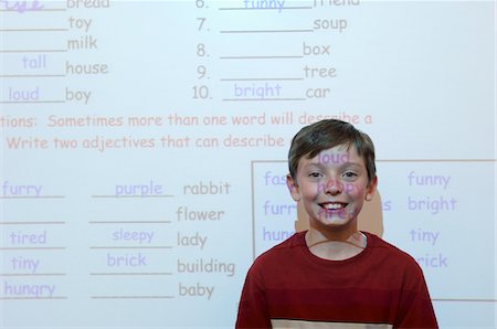 projecting - Schoolboy standing in classroom, projection screen behind him Foto de stock - Sin royalties Premium, Código: 693-06020454