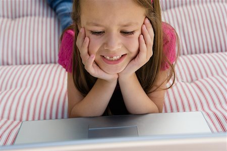 simsearch:693-06020640,k - Little Girl Using a Laptop Foto de stock - Sin royalties Premium, Código: 693-06020635