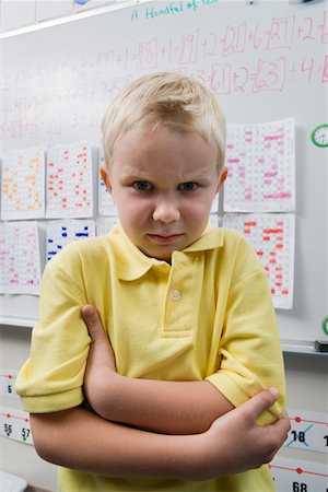 Angry Little Boy in a Classroom Foto de stock - Sin royalties Premium, Código: 693-06020661