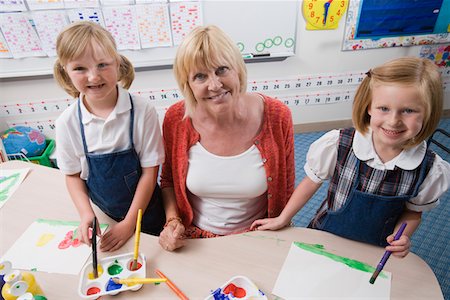 Elementary Students and Teacher During Art Class Foto de stock - Sin royalties Premium, Código: 693-06020694