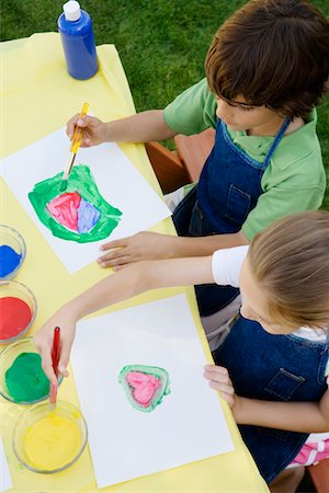 simsearch:693-06020577,k - Kids Painting Outside Fotografie stock - Premium Royalty-Free, Codice: 693-06020723