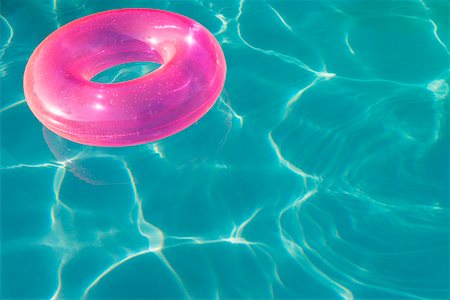 Pink Float Tube Floating in Swimming Pool Foto de stock - Sin royalties Premium, Código: 693-06020744