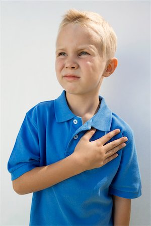 Boy with Hand Over Heart Foto de stock - Sin royalties Premium, Código: 693-06020786
