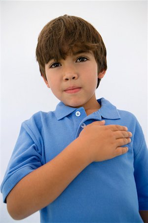 Boy with Hand Over Heart Foto de stock - Sin royalties Premium, Código: 693-06020871