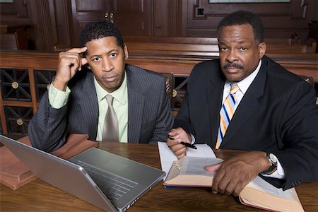 defensa - Two men sitting in court, portrait Foto de stock - Sin royalties Premium, Código: 693-06020961