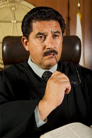 Pensive judge in court Foto de stock - Sin royalties Premium, Código: 693-06021005