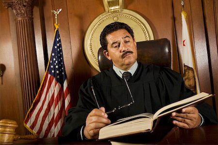 Judge reading in court Foto de stock - Sin royalties Premium, Código: 693-06021003