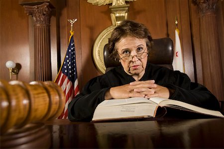 enjuiciamiento - Judge sitting in court, portrait Foto de stock - Sin royalties Premium, Código: 693-06021015