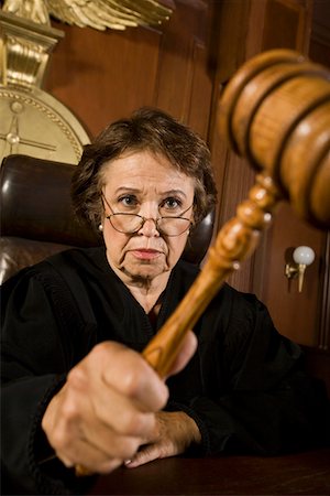 Judge using gavel in court Foto de stock - Sin royalties Premium, Código: 693-06021017