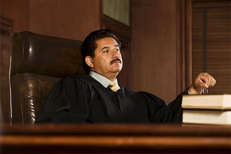 enjuiciamiento - Judge sitting in court Foto de stock - Sin royalties Premium, Código: 693-06021010